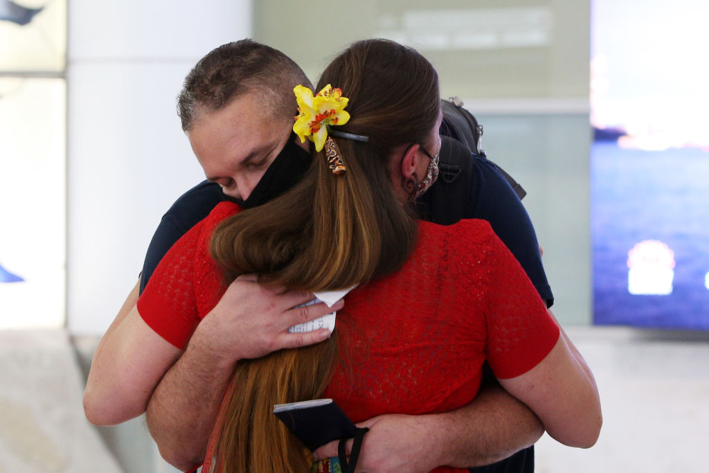 Limită de timp pentru îmbrățișări pe un aeroport din Noua Zeelandă. „Pentru despărțiri mai afectuoase, folosiți parcarea”