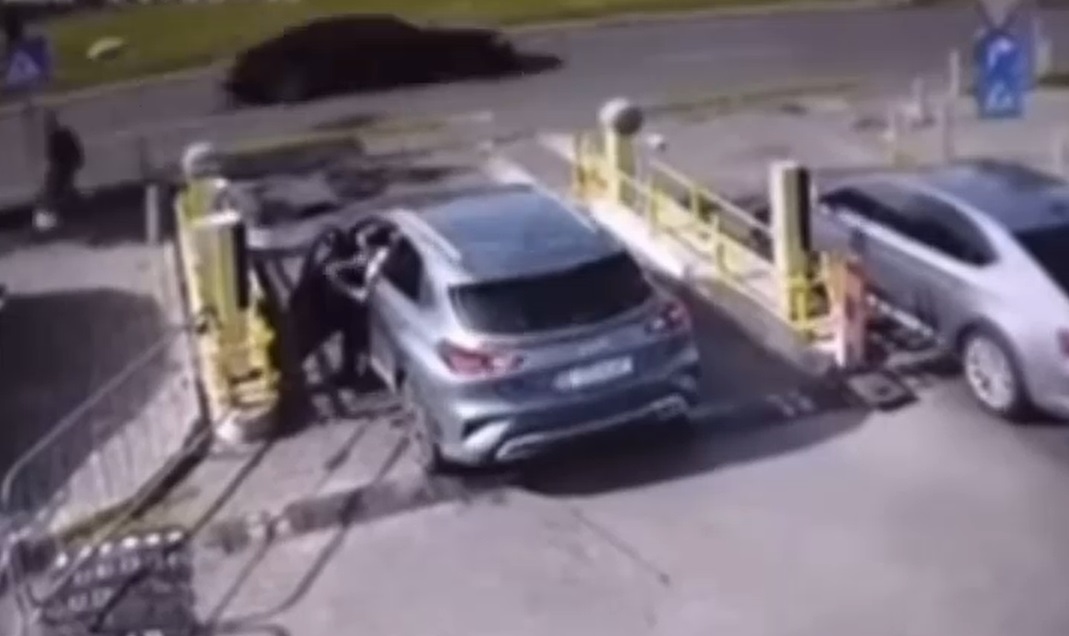 Imagini de la locul accidentului din Capitală de la Pasajul Lujerului. Momentul în care șoferul accelerează și mașina cade în gol