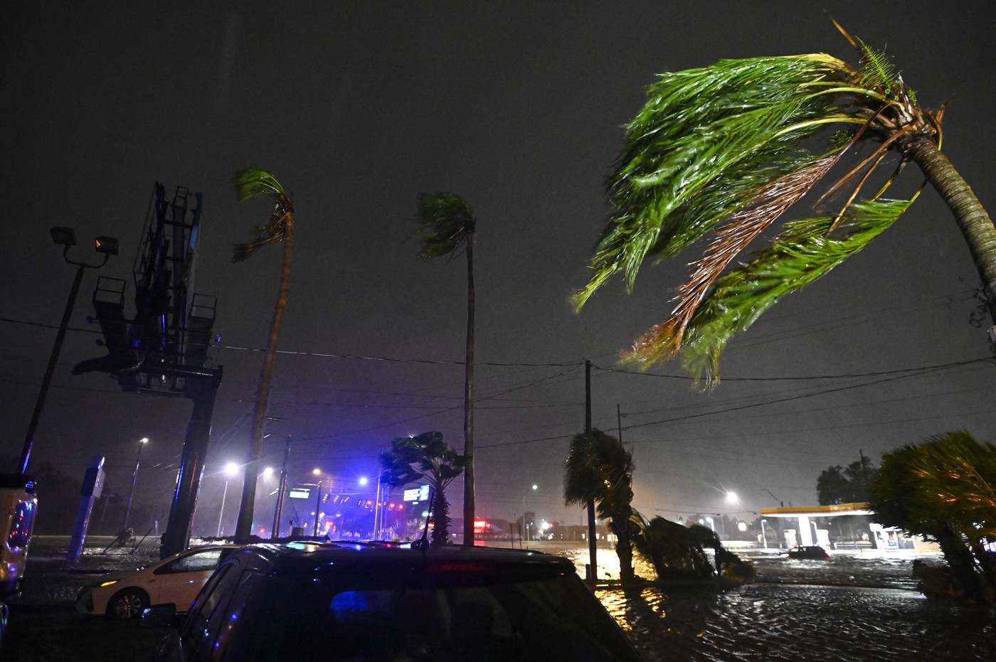 Uraganul Milton a făcut ravagii în Florida. Milioane de case au rămas fără curent electric, vântul a suflat cu peste 160 km/h
