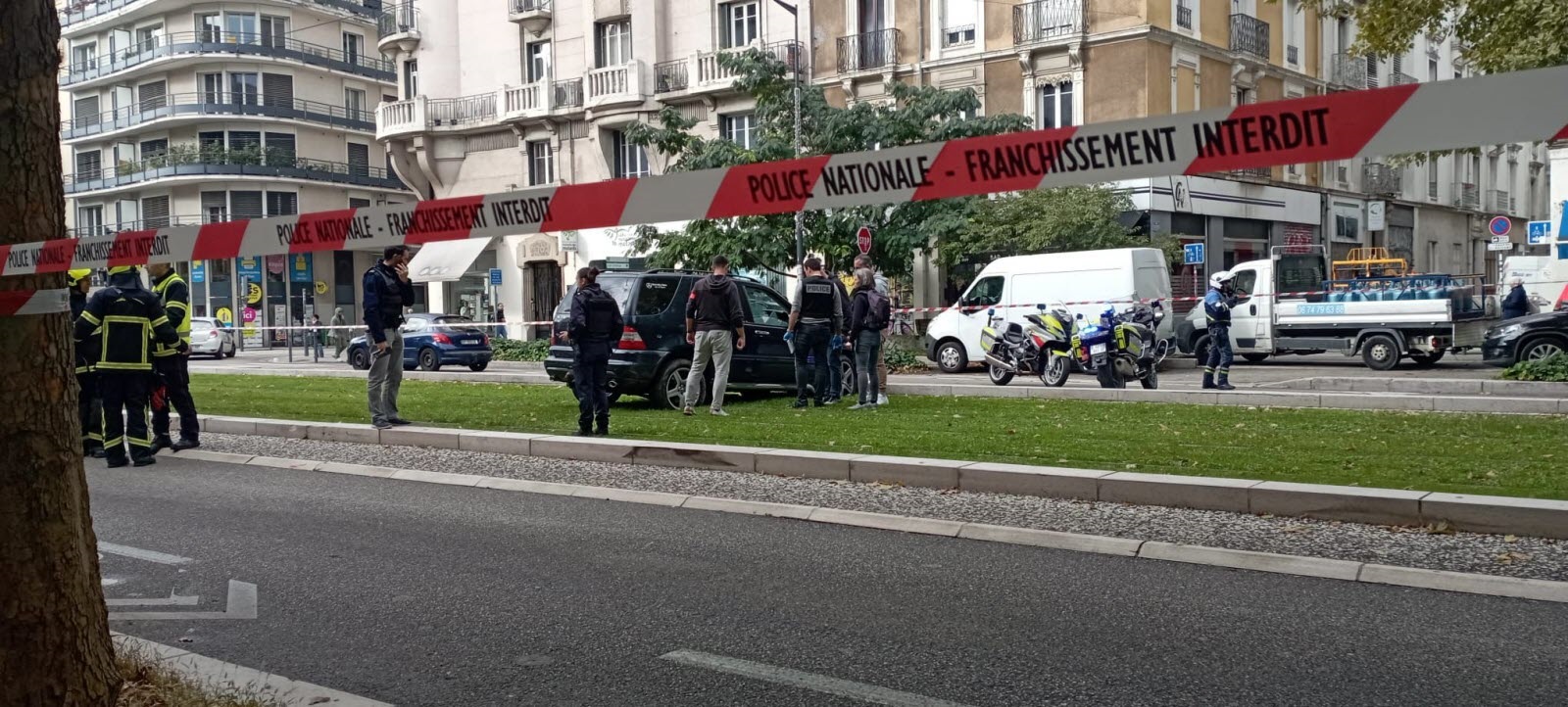 O furgonetă blindată a fost atacată cu tiruri de Kalaşnikov, în plină zi, în centrul oraşului Grenoble