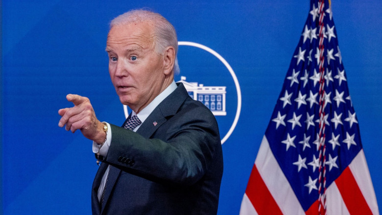 joe biden arata cu degeteul