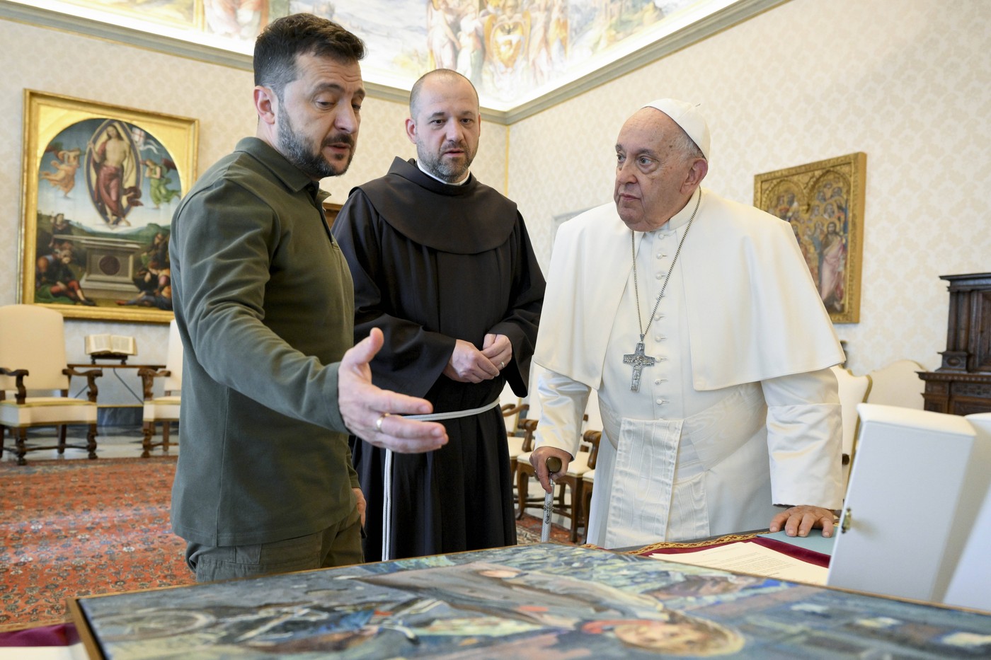 Zelenski a fost primit de Papa Francisc la Vatican. Ce i-a oferit președintele ucrainean Suveranului Pontif