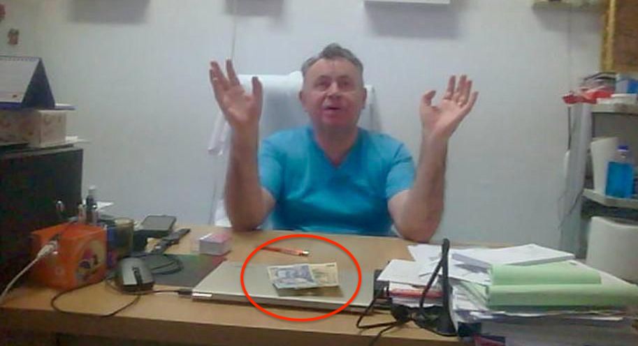 Primele imagini cu bani pe biroul din cabinetul medical al lui Nelu Tătaru