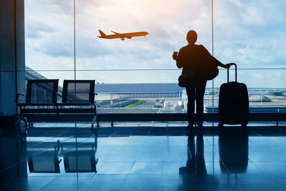 Perioada Sărbătorilor aglomerează aeroporturile. Care sunt drepturile pasagerilor în cazul unui zbor anulat sau care are întârziere