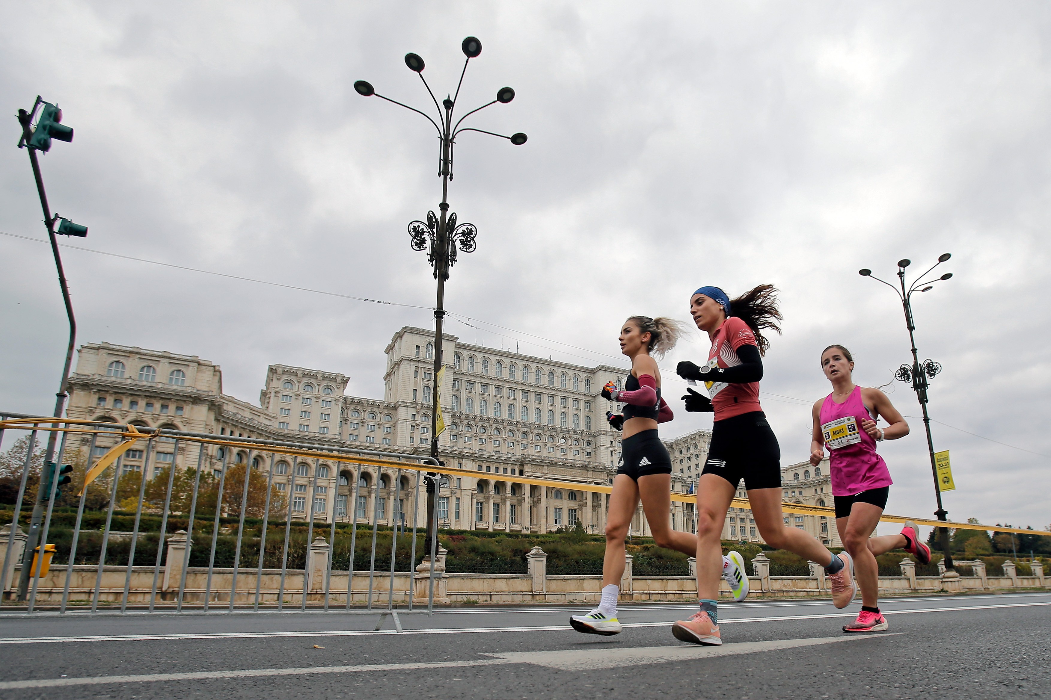 Restricţii de trafic pentru semimaratonul Bucureşti. Peste 10.000 de alergători participă la competiție