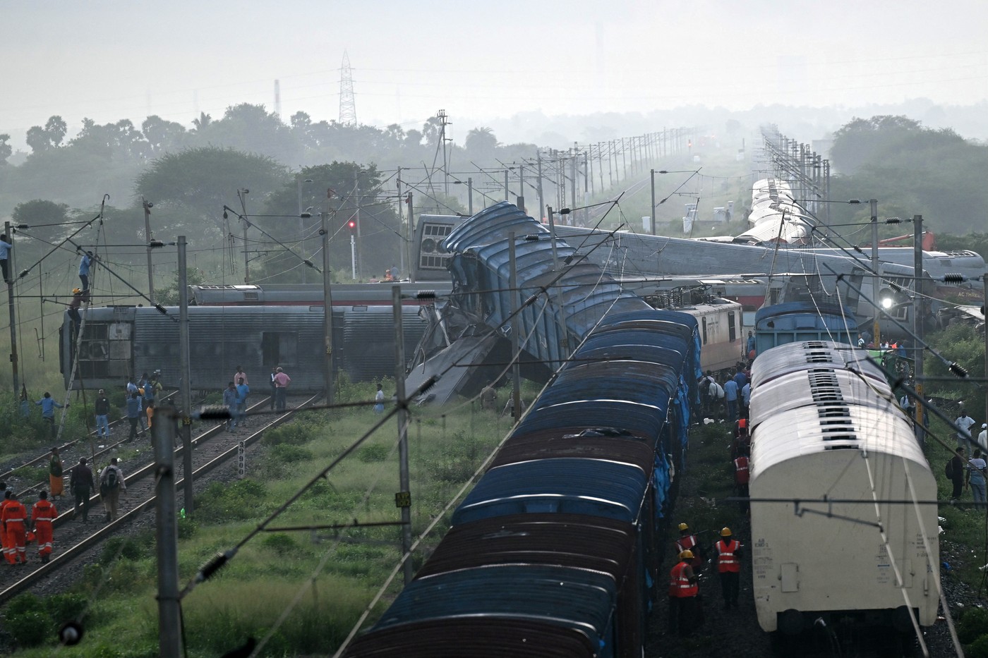 Imagini de coșmar în India. Un tren expres de pasageri a intrat într-un marfar