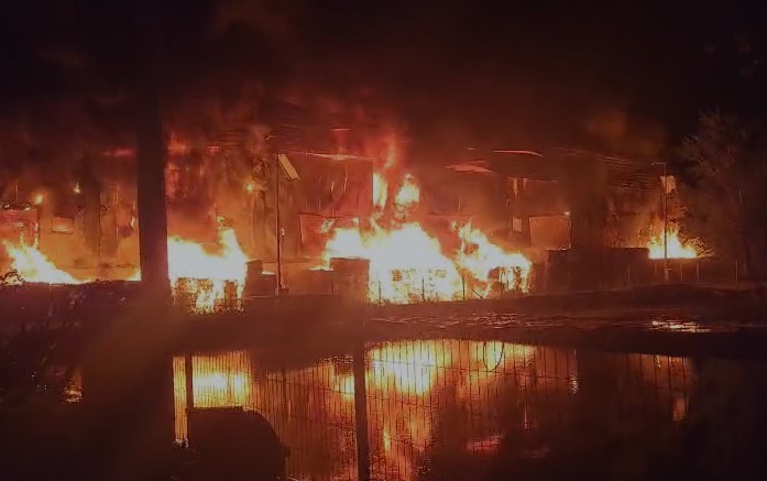 Incendiu puternic la o hală de procesare şi depozitare a deşeurilor reciclabile, în județul Iași. A fost transmis mesaj Ro-Alert