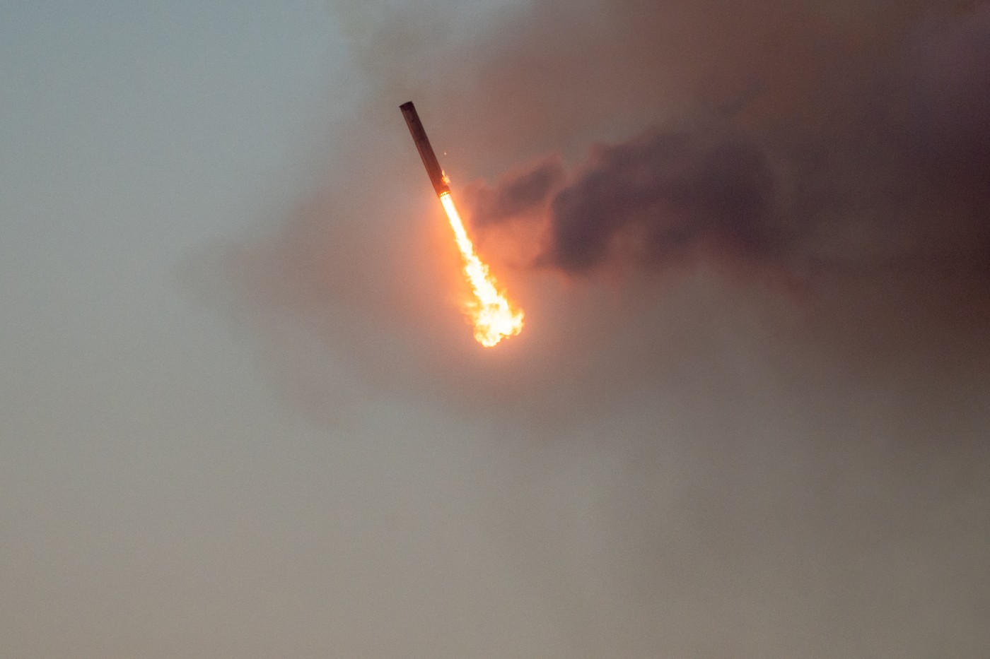 Momentul în care o parte a rachetei Starship a SpaceX este recuperată în zbor cu niște brațe mecanice gigantice