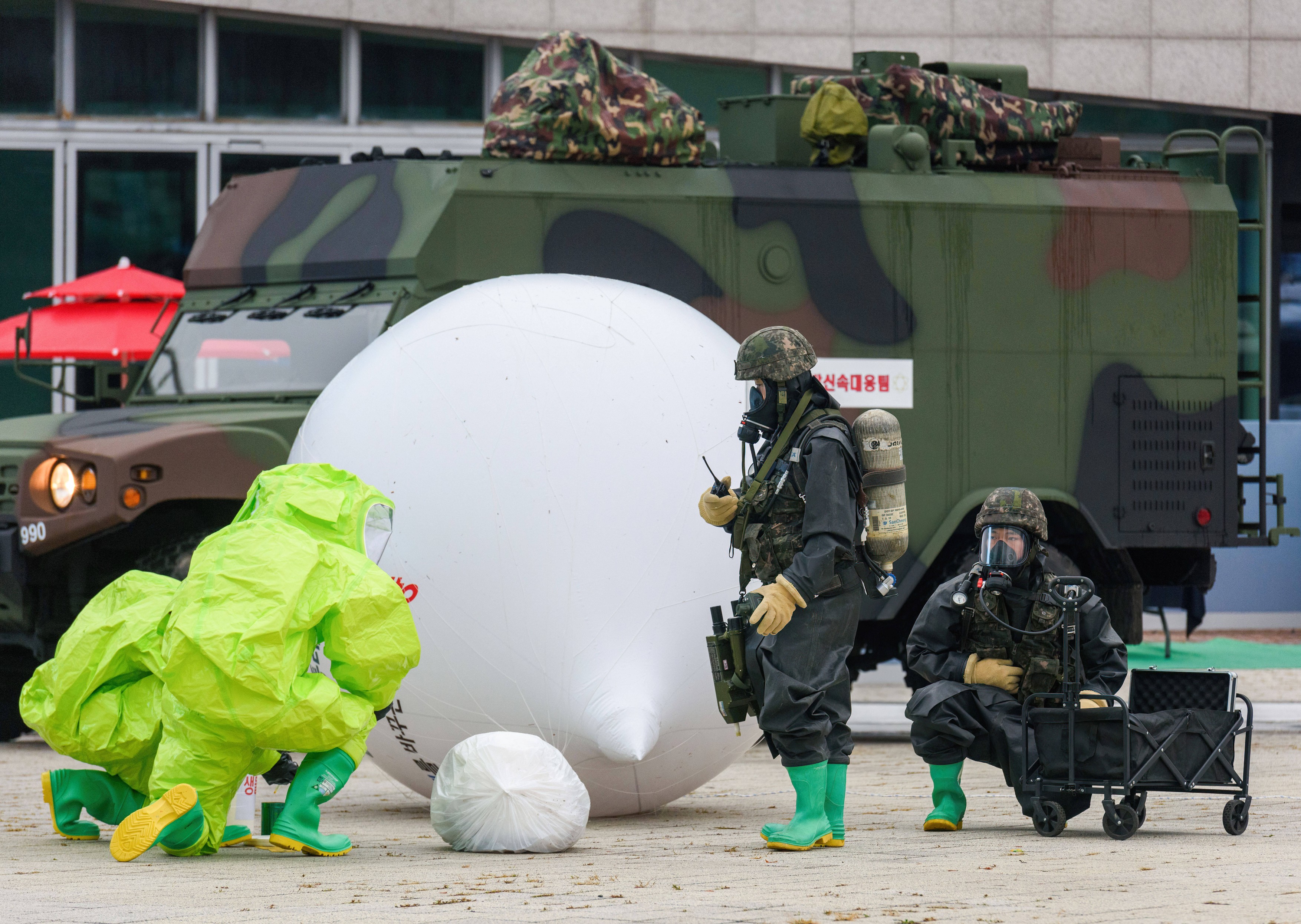 Un balon nord-coreean plin cu gunoaie „a explodat în aer și resturile au fost dispersate” în zona complexului prezidențial din Seul
