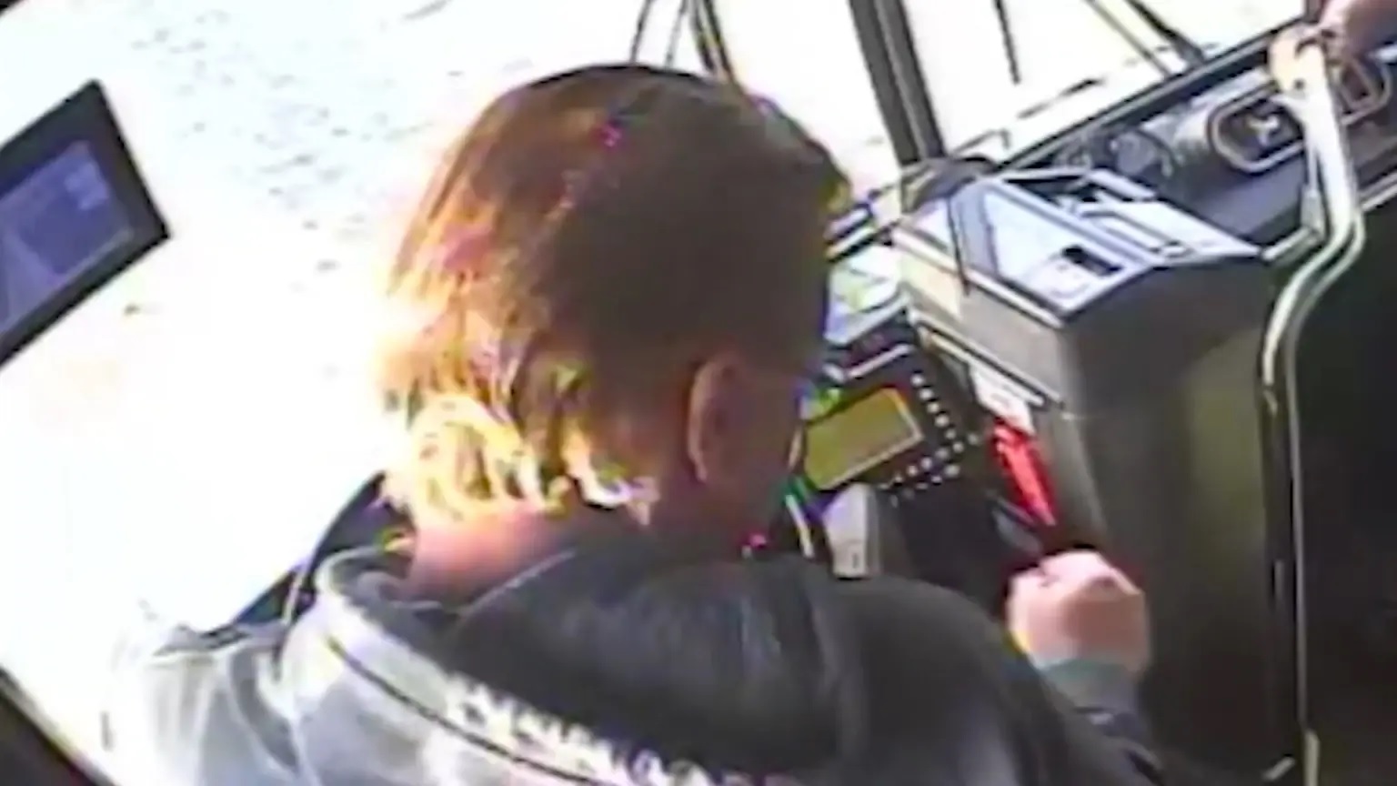 Momentul în care pasagerii unui autobuz din Colorado preiau controlul vehiculului și împiedică un accident, după ce șoferul leșină