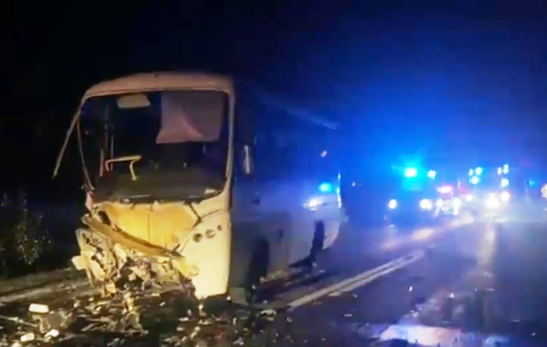 Doi morți și 20 de răniți după ce un șofer de 17 ani a intrat cu mașina într-un autobuz, în județul Hunedoara