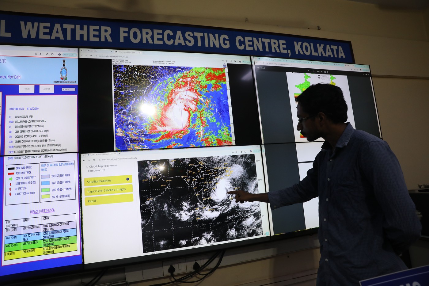 Ciclonul Dana se apropie de India. Peste un milion de oameni sunt evacuați din calea furtunii