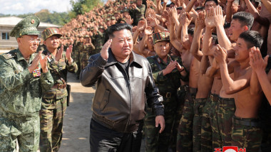 Kim Jong Un inspectează o bază a armatei coreei de nord profimedia-0916124736