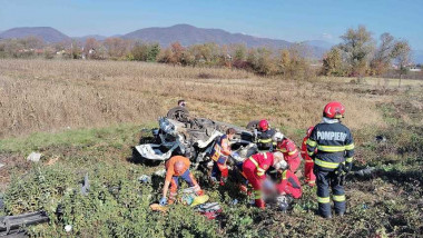 echipe de interventie langa o masina distrusa de impactul cu un tren