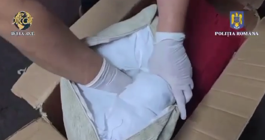 Peste 2 kilograme de cocaină, aduse în perne din Spania. Patru persoane sunt cercetate de DIICOT