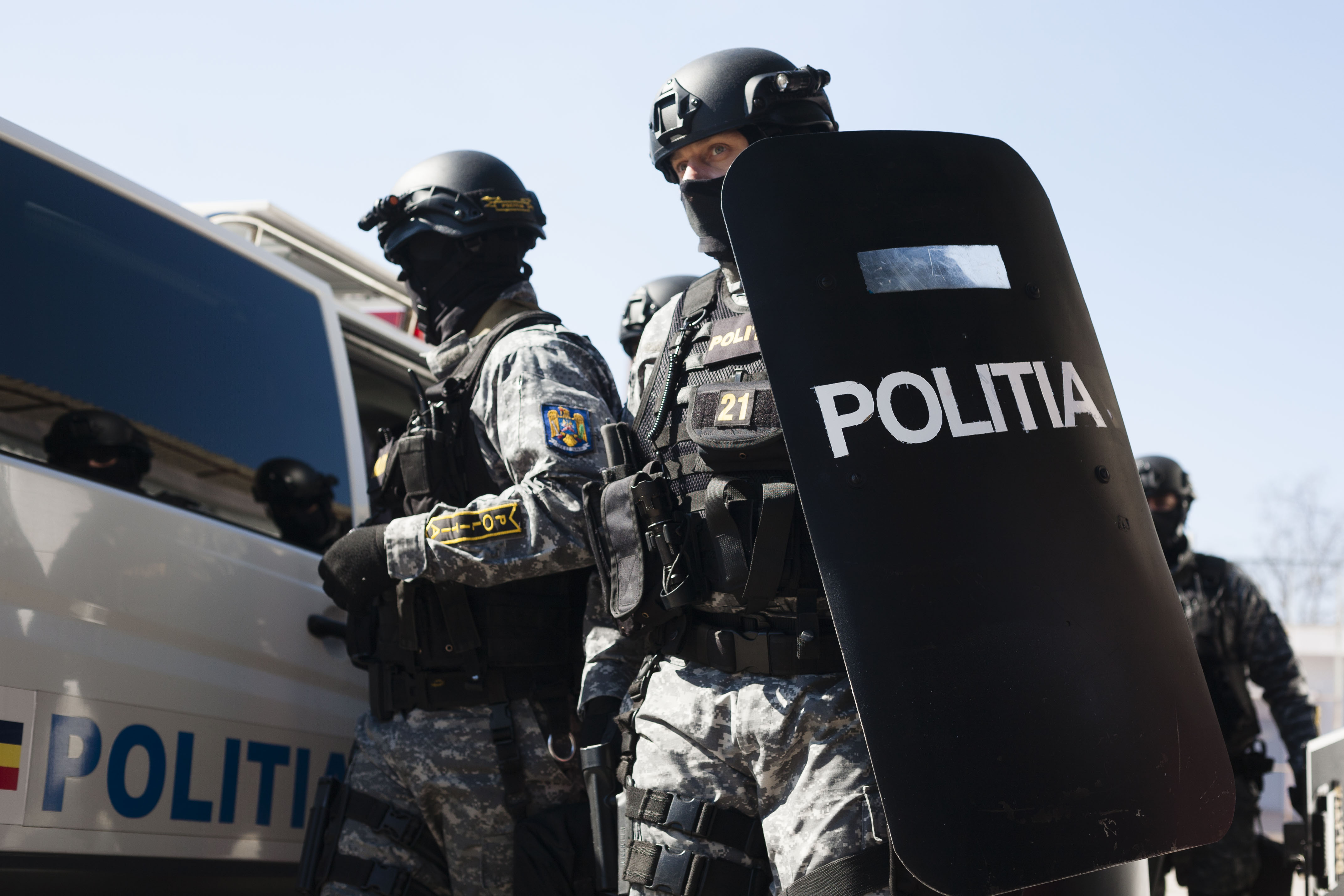 Trei români dați în urmărire internațională au fost aduși în țară din Germania și Spania