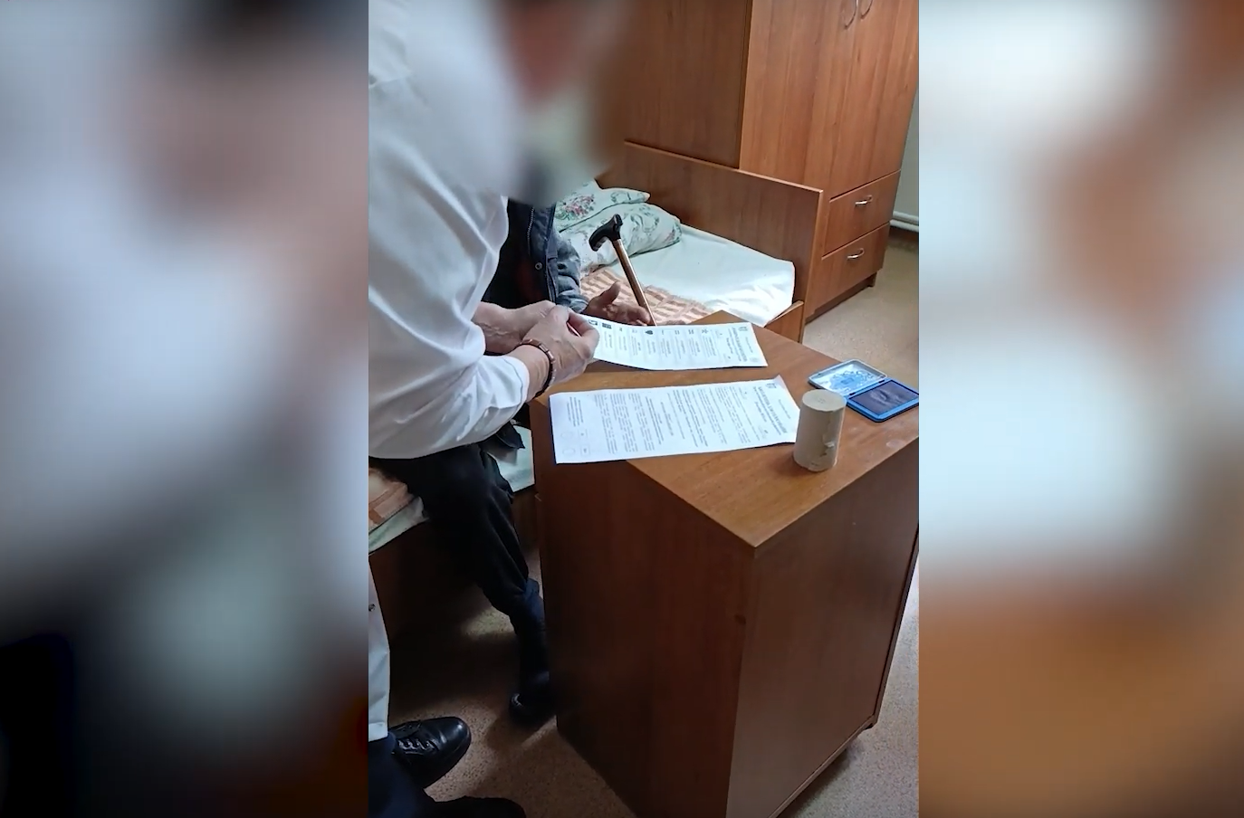 VIDEO: Cum s-a votat la un azil de bătrâni din Moldova. Un medic, filmat când alege el în locul oamenilor. „Dar vă simțiți bine acasă?”