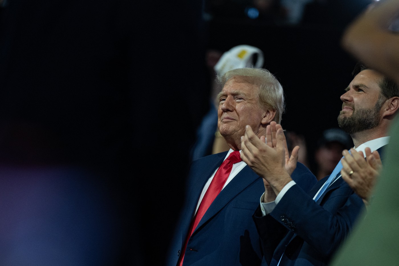 Hackeri chinezi ar fi interceptat date din telefoanele lui Donald Trump și JD Vance