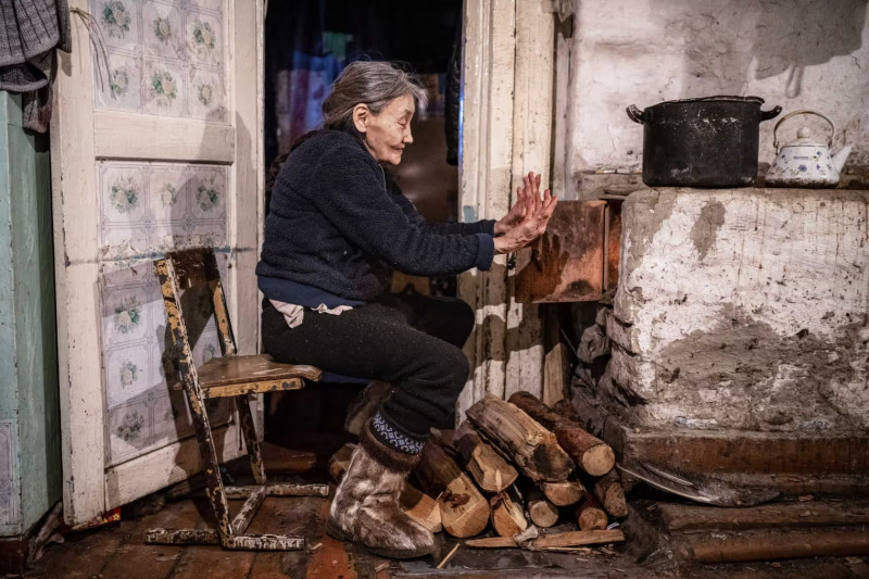 siberia-iakuția-femeie-sobă