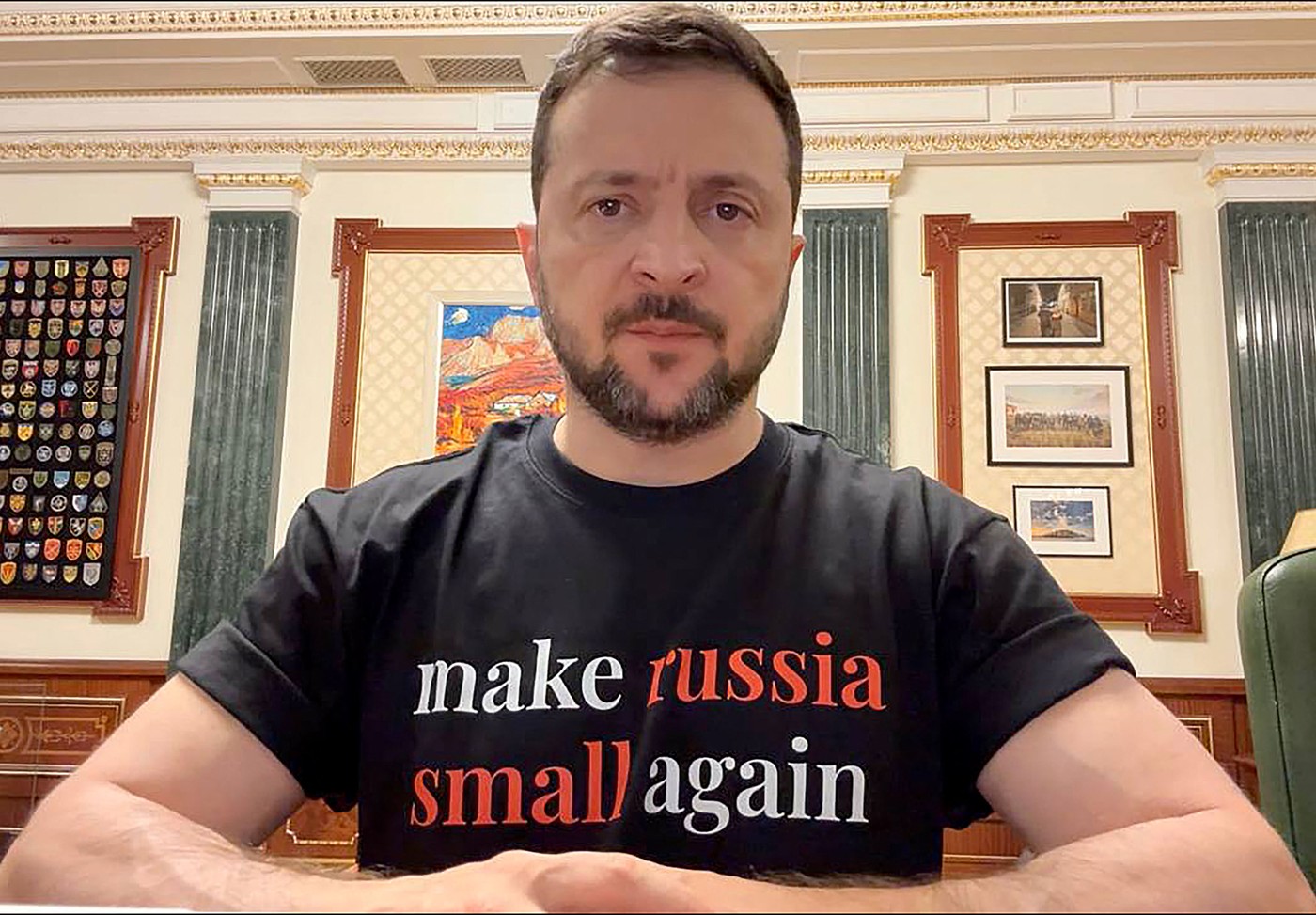 VIDEO „Să facem Rusia mică din nou”. Mesajul de pe tricoul lui Zelenski i-a înfuriat pe ruși