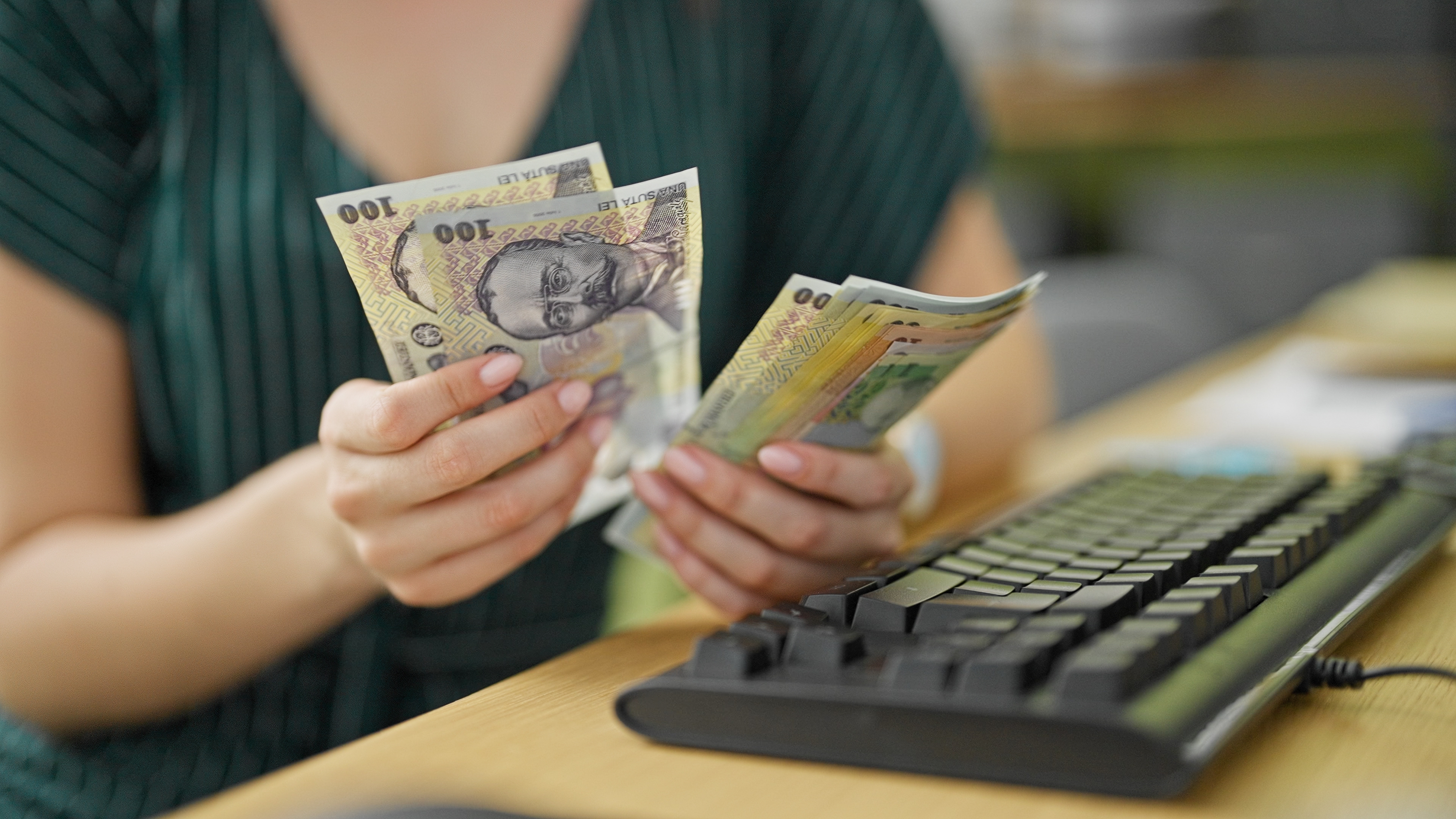 Cum a reușit o directoare de bancă să fure 300.000 de euro din conturile bătrânilor, timp de 5 ani, fără să fie prinsă