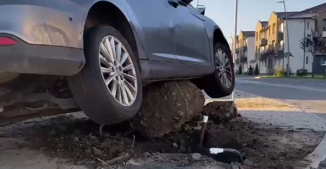 Medic din Sibiu, beat la volan. Bărbatul a intrat cu mașina într-un stâlp pe care l-a scos din pământ