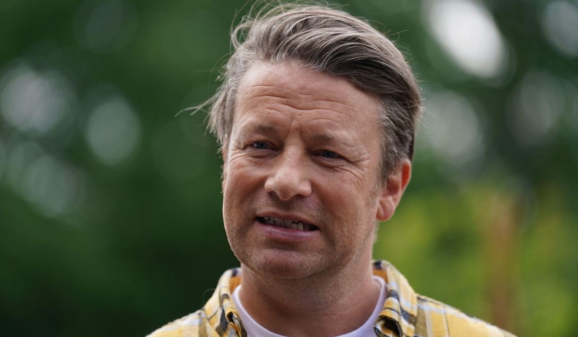 Jamie Oliver, apel după un jaf „de proporții șocante”. Cere ajutor pentru prinderea unor escroci care au furat 22 de tone de cheddar