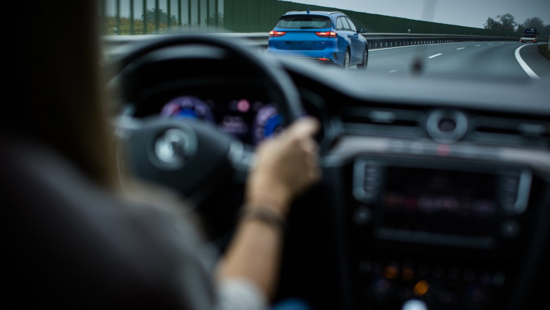 Cars driving fast on the highway (shallow DOF)