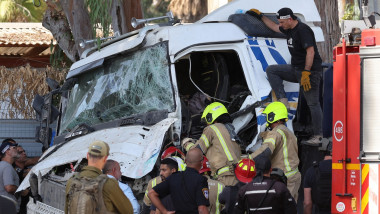 Zeci de persoane au fost rănite duminică după ce un camion a intrat într-o staţie de autobuz în centrul Israelului