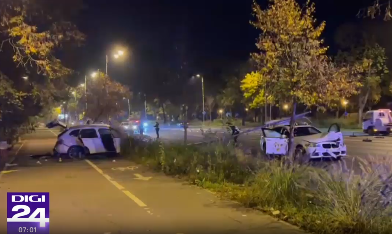 Accident grav în București. Două mașini s-au ciocnit, iar una s-a răsturnat și a ajuns pe trotuar