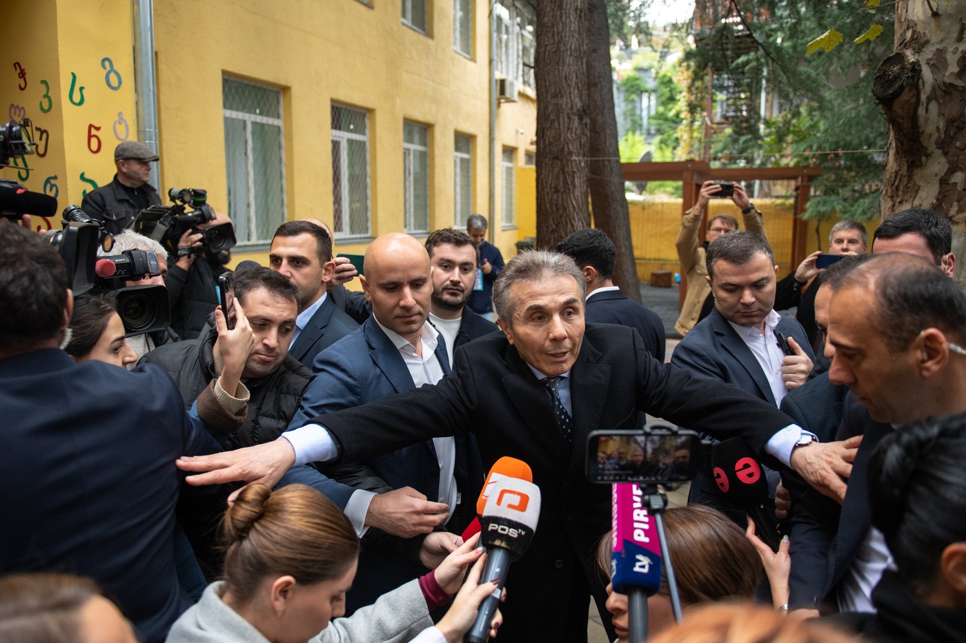 Partidul miliardarului Bidzina Ivanişvili revendică victoria la alegerile din Georgia. Opoziţia spune că scrutinul a fost „furat”