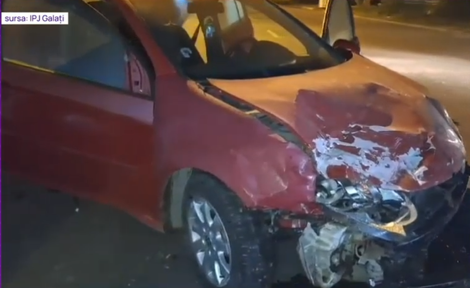 VIDEO Un tânăr fără permis și cu numere false la autoturism a încercat să scape de polițiști lovindu-le mașina