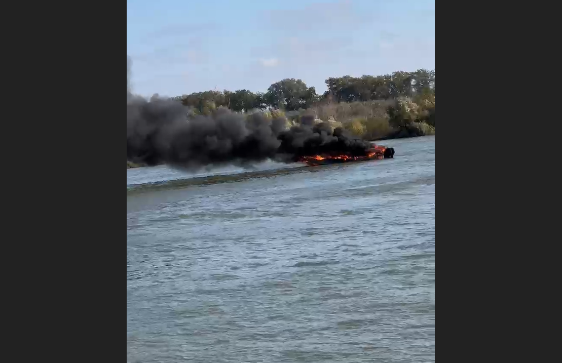 VIDEO O ambarcațiune a fost cuprinsă de flăcări pe Dunăre. Au intervenit pompierii