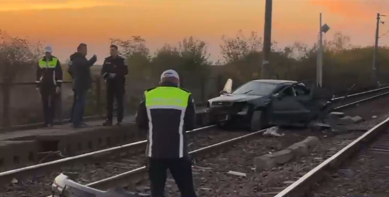 Mașină spulberată de tren în Dolj. O tânără de 21 de ani a murit pe loc, iar un copil de 2 ani și un bărbat sunt în stare gravă