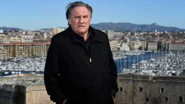 Depardieu este acuzat că a agresat sexual două femei în timpul filmărilor pentru „Les Volets Vers” în anul 2021.