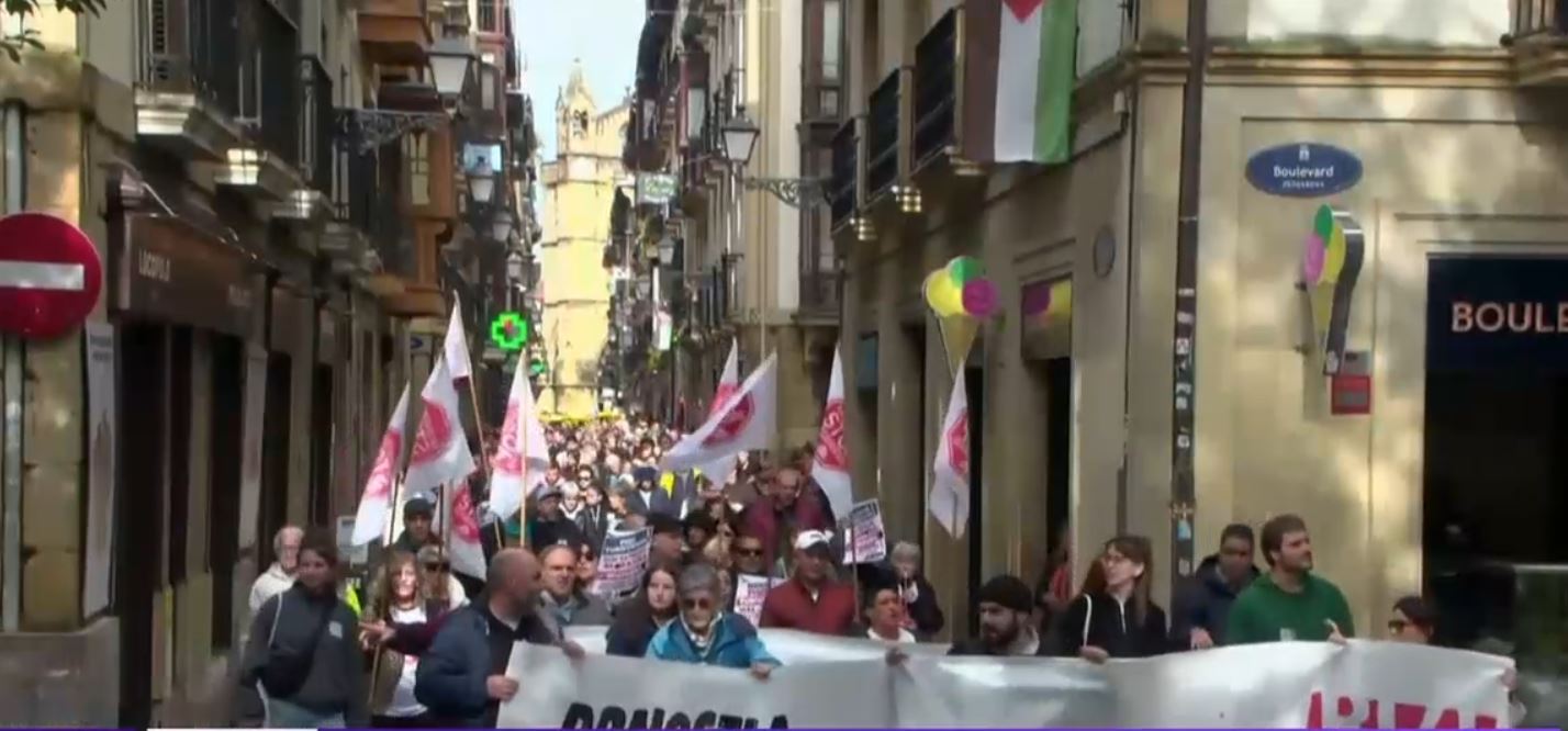 VIDEO Un nou protest în Spania față de turismul excesiv. Sute de oameni au ieșit pe străzi la San Sebastian