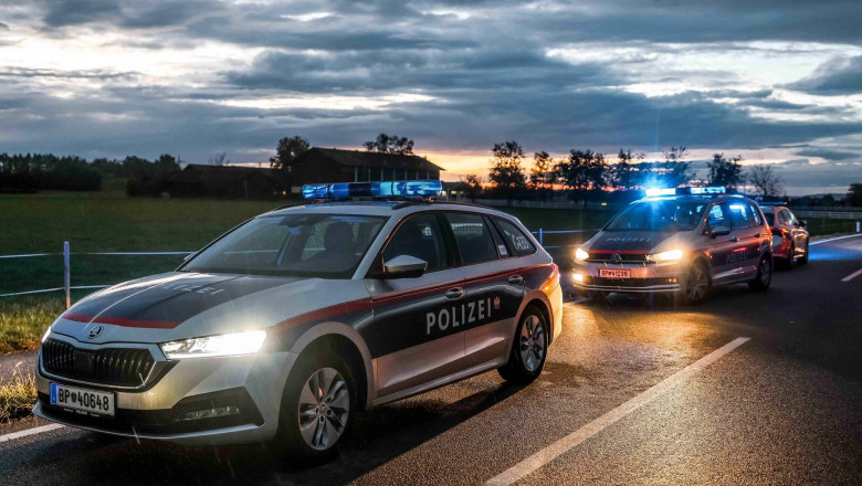 2 masini de politie pe sosea in austria