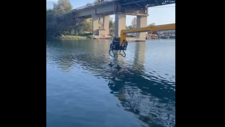 scafandri recupereaza o masina cazuta in apa