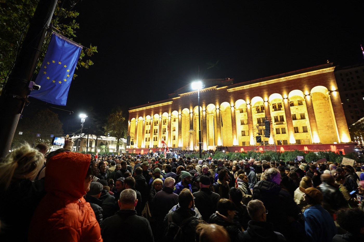 „Ne-au furat voturile și viitorul!” Proteste masive în Georgia: Mii de oameni contestă în stradă victoria partidului pro-Kremlin