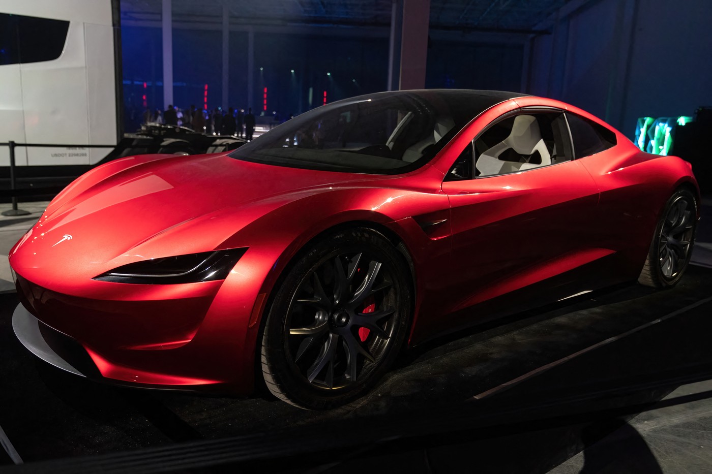 Musk a convins oamenii să plătească un avans de 50.000 de dolari pentru Roadster. După 7 ani, nu se știe când va fi lansat