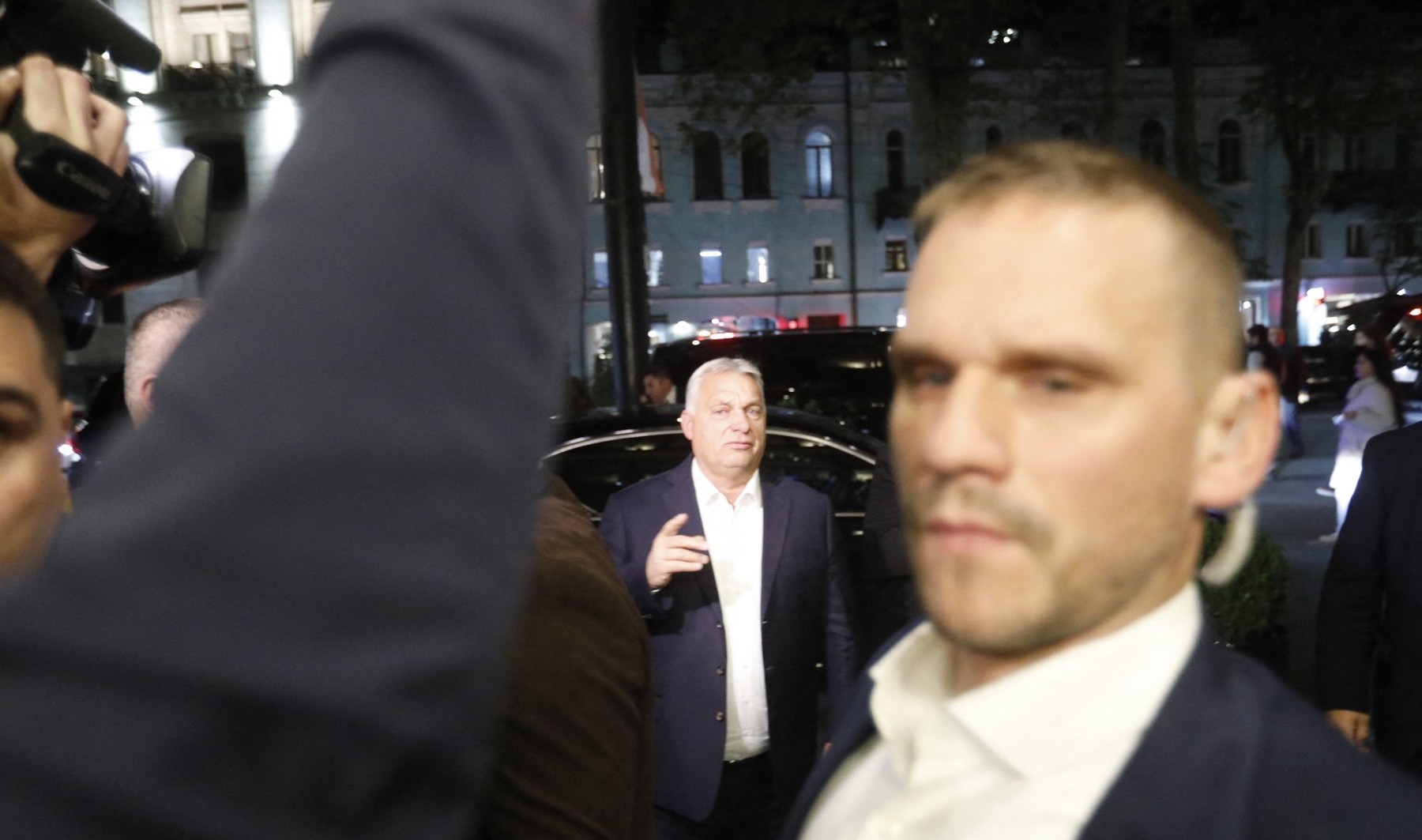 Viktor Orban, huiduit de protestatarii care contestă alegerile din Georgia. Szijjarto: „Câinii latră, caravana trece”