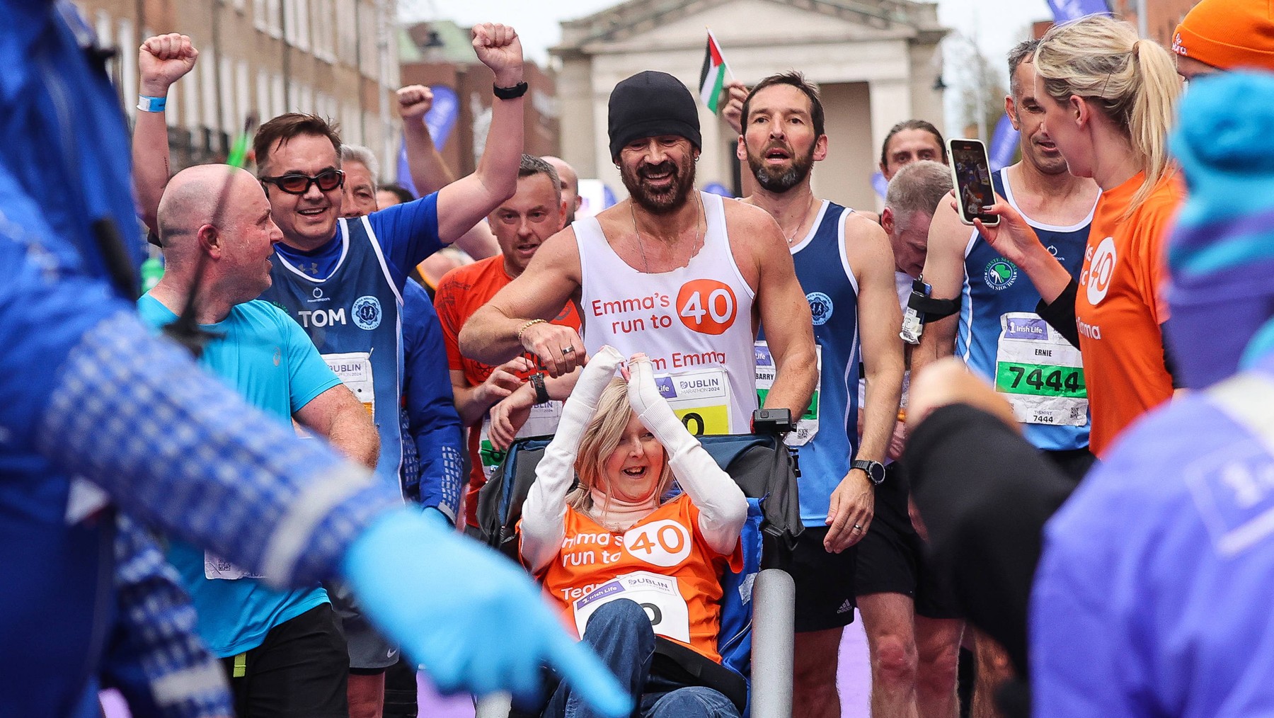 Actorul Colin Farrell a terminat Maratonul de la Dublin împingând spre linia de sosire o prietenă aflată în scaunul cu rotile