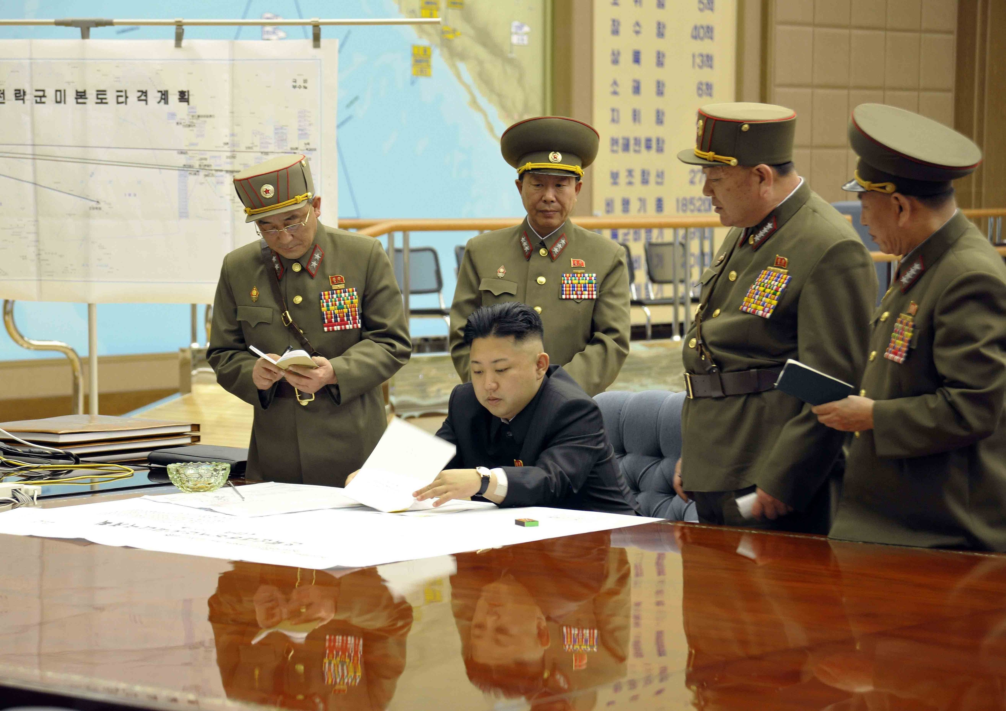 Kim Jong Un i-a trimis generali de rang înalt lui Putin. Soldații nord-coreeni se chinuie să învețe termeni militari în rusă: „Foc”