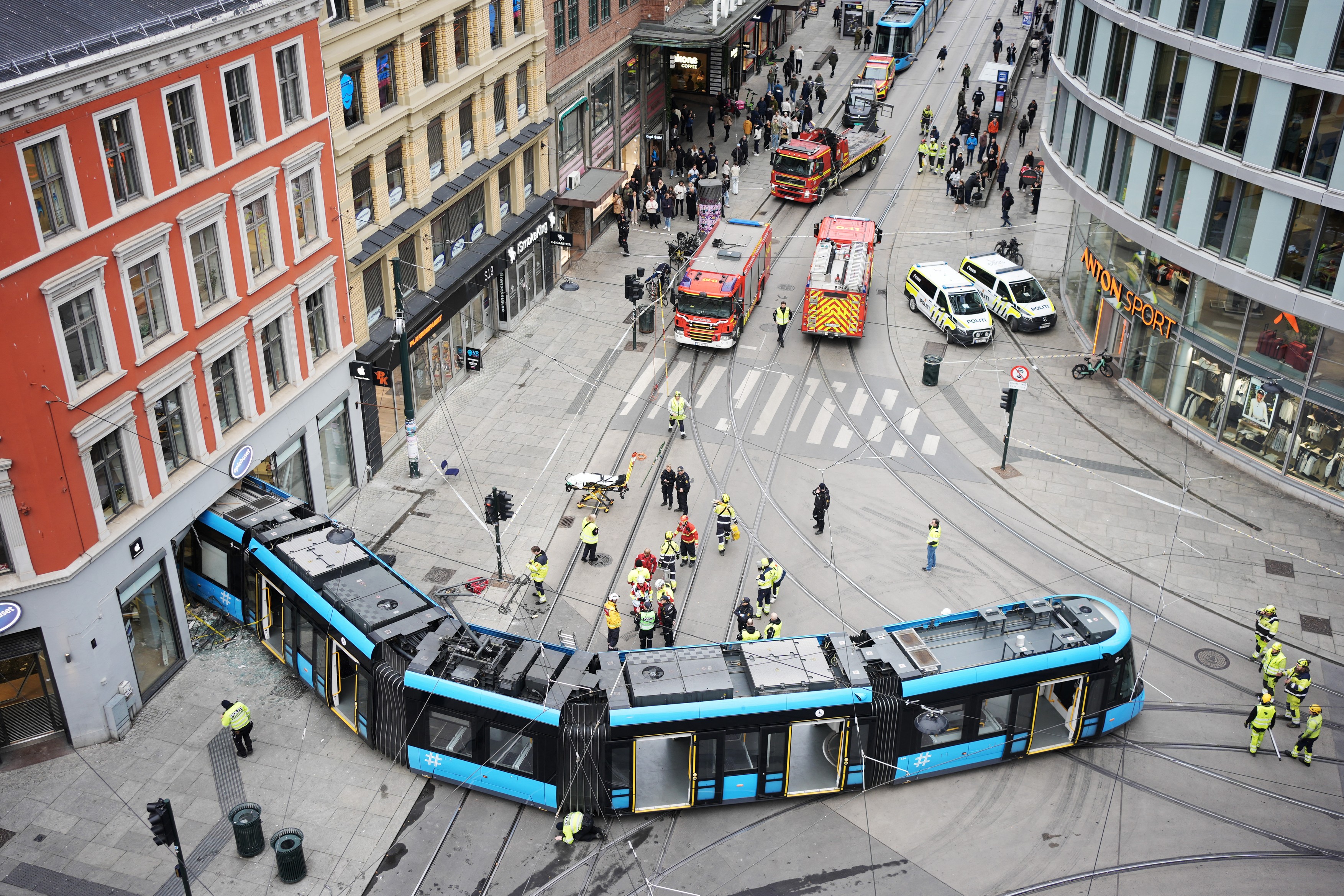 Patru persoane au fost rănite după ce un tramvai a deraiat și a intrat într-un magazin în Oslo