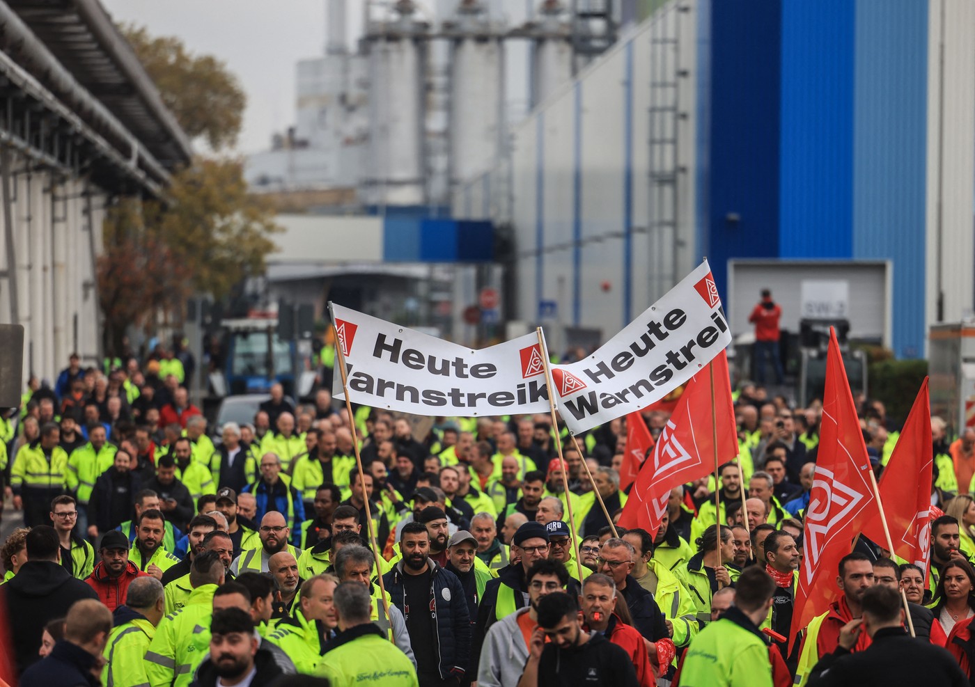 O grevă masivă afectează peste o sută de companii din industria germană