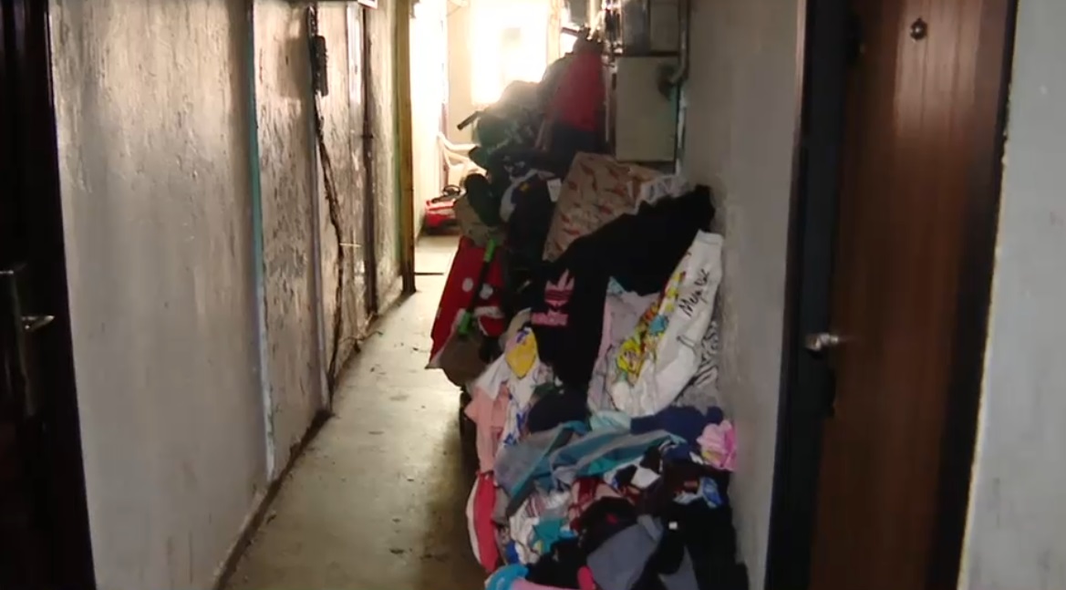 O pensionară a descoperit că o altă femeie s-a mutat la ea, cu tot cu cei 6 copii. I-a luat un an să-și recupereze casa