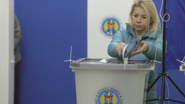 urna de vot cu steagul rep moldova, votant in fundal