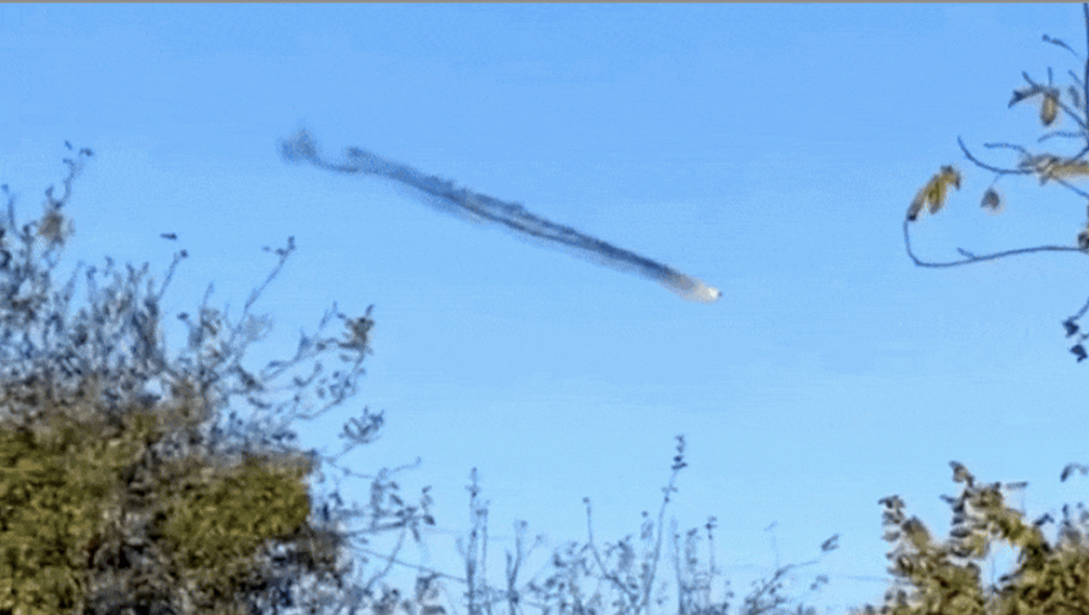 Un elicopter ucrainean vânează o dronă rusească și o doboară cu mitraliera de la mică distanță