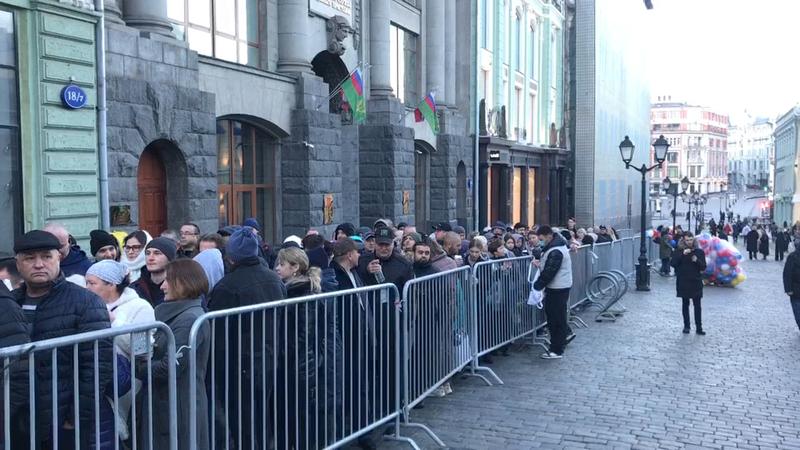 MAE de la Chișinău, despre cozile de la ambasada din Moscova: „Au fost create artificial, în scopul periclitării procesului electoral”