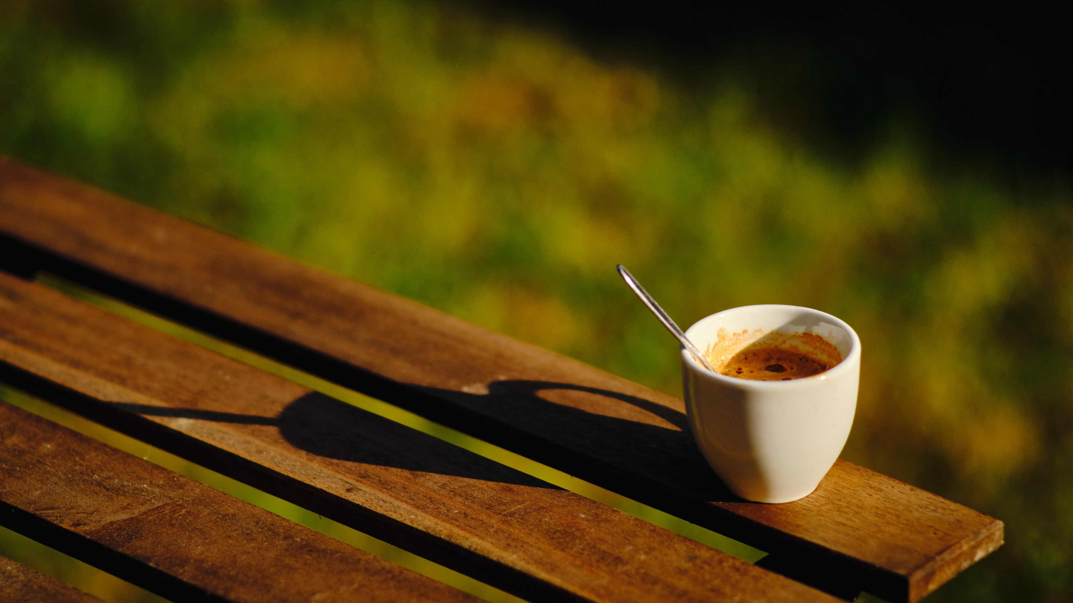 Avertisment de la experți. Consumul a mai mult de 4 cești de cafea pe zi crește riscul de accident vascular cerebral